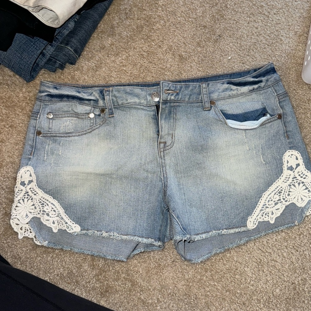 Jean shorts with crocheted side